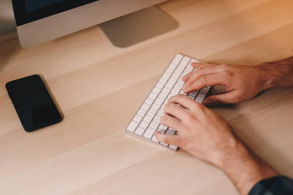 Vista Superior Cerca Los Dedos Del Hombre Escribiendo Teclado Inalámbrico — Foto de Stock