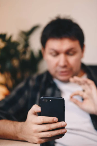 Detalle Cerca Mano Hombre Usando Teléfono Inteligente Durante Una Videollamada —  Fotos de Stock