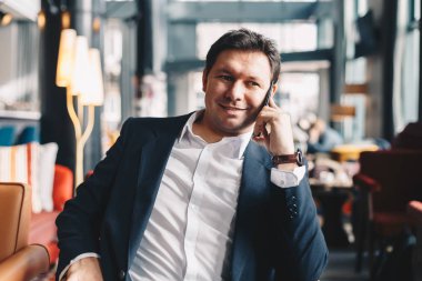 İyi bir iş yaparken bir restoranda oturan genel müdürü arıyorum genç ortağı bir akıllı telefon tutarak, ara. Bir ara çalışma kavramı.