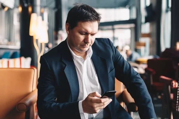 Joven Guapo Sentado Bar Usando Teléfono Móvil Para Leer Las — Foto de Stock