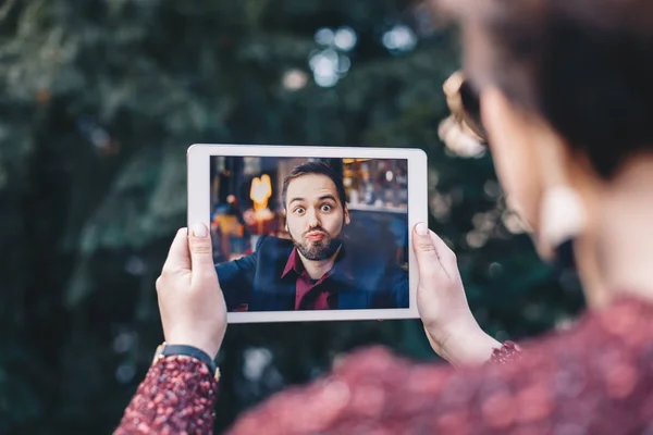 Mujer Joven Usando Una Tableta Teniendo Una Videollamada Con Novio —  Fotos de Stock