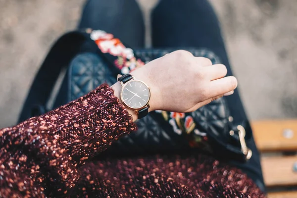 Vista Superior Detalle Cerca Mano Femenina Joven Con Reloj Mano — Foto de Stock