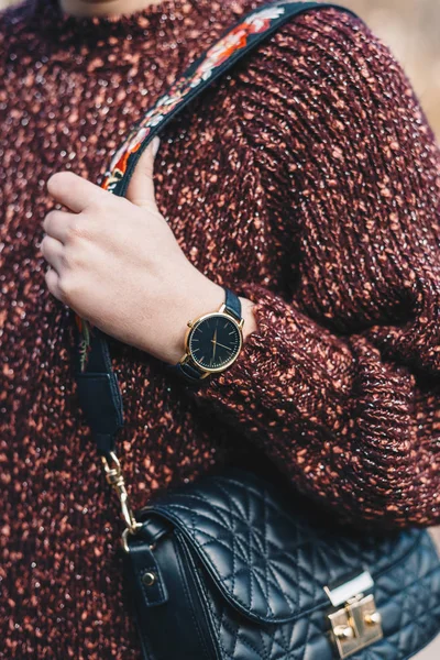 스웨터에 몸통의 클로즈업 시계와 핸드백 누비이 이미지 — 스톡 사진
