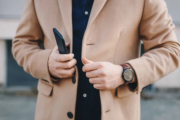 Disparo Detalle Cerca Las Manos Masculinas Enderezando Abrigo Chesterfield Los — Foto de Stock