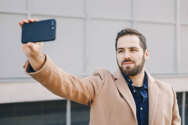 魅力的でモダンな若い男彼の携帯電話で Selfie を取って ファッショナブルな服を着て ポーズをソーシャル メディア上の友人のためのクローズ アップの肖像画 — ストック写真