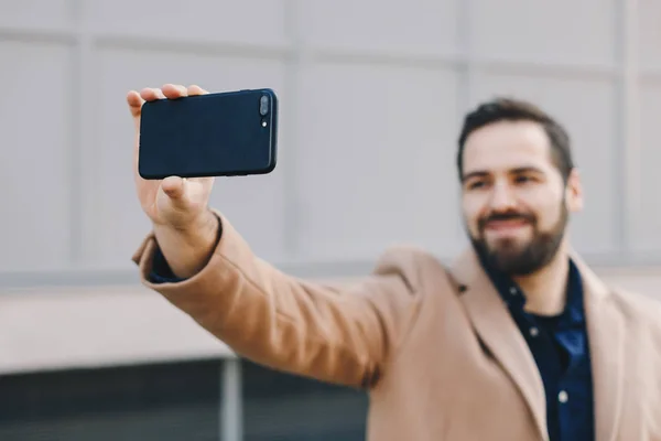 Retrato Cerca Joven Atractivo Moderno Tomando Una Selfie Con Teléfono —  Fotos de Stock