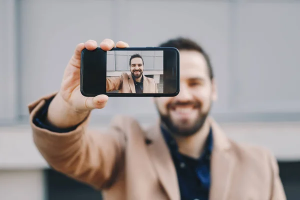 Retrato Cerca Joven Atractivo Moderno Tomando Una Selfie Con Teléfono —  Fotos de Stock