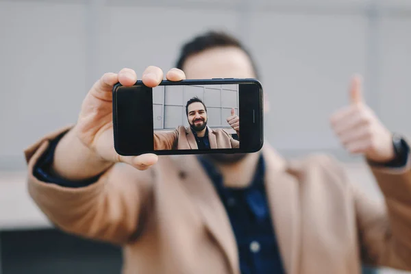 Retrato Cerca Joven Atractivo Moderno Tomando Una Selfie Con Teléfono —  Fotos de Stock