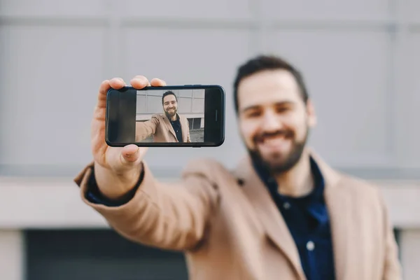 Retrato Cerca Joven Atractivo Moderno Tomando Una Selfie Con Teléfono —  Fotos de Stock