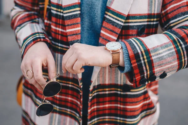 Detalhe Close Acessórios Moda Jovem Elegante Vestindo Sobretudo Com Padrão — Fotografia de Stock