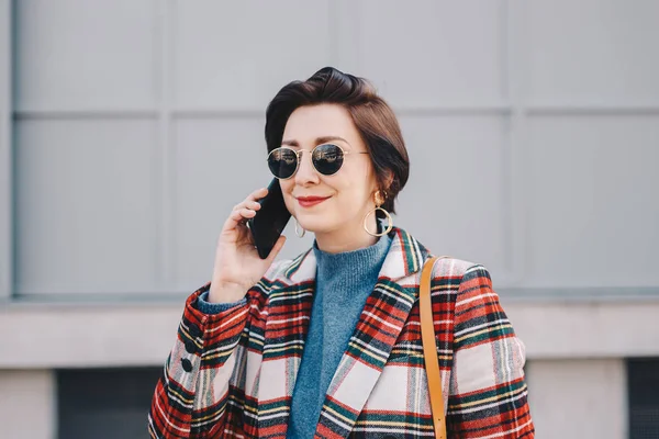 Портрет Красивой Молодой Женщины Разговаривающей Мобильному Телефону Позирующей Модной Одежде — стоковое фото