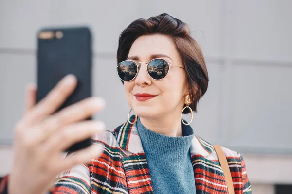 Feche Retrato Uma Jovem Bonita Moderna Tirando Uma Selfie Com — Fotografia de Stock