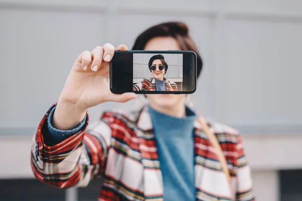 Close Portrait Pretty Modern Young Blogger Taking Selfie Her Mobile — Stock Photo, Image