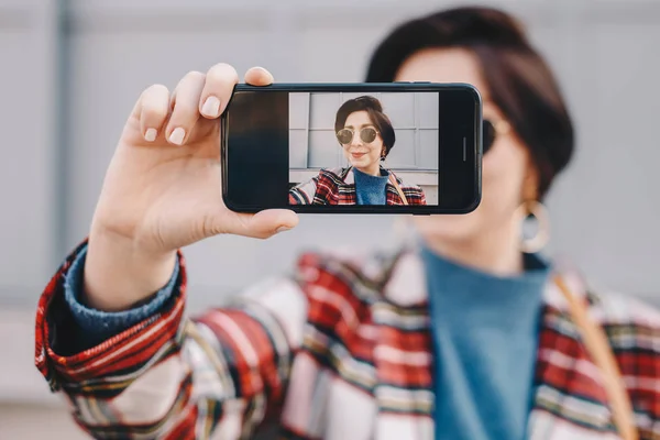 Close Portrait Pretty Modern Young Fashion Guru Taking Selfie Her — Stock Photo, Image