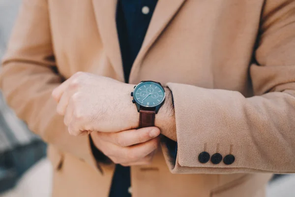 Szczegół Modny Męski Człowiek Sprawdzania Czasu Zaostrzenie Pas Jego Zegarek — Zdjęcie stockowe