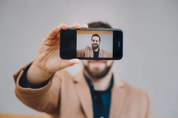 Retrato Cerca Joven Atractivo Moderno Tomando Una Selfie Con Teléfono —  Fotos de Stock