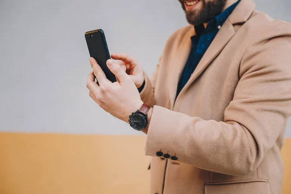 Primer Plano Detalle Disparo Moda Hombre Barbudo Joven Utilizando Teléfono —  Fotos de Stock