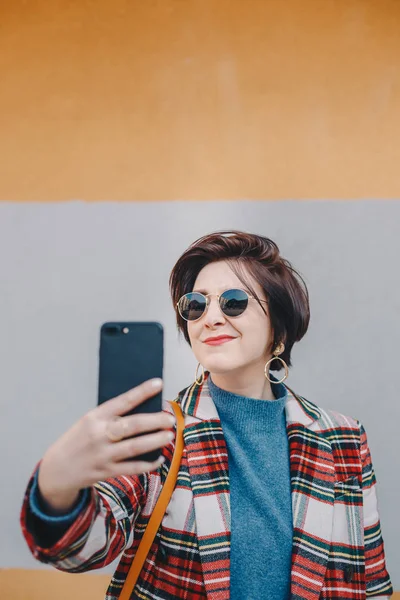 Retrato Uma Jovem Mulher Moderna Tirando Uma Selfie Com Telefone — Fotografia de Stock