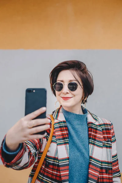 Retrato Uma Jovem Bonita Moderna Fazendo Uma Videochamada Pelo Celular — Fotografia de Stock