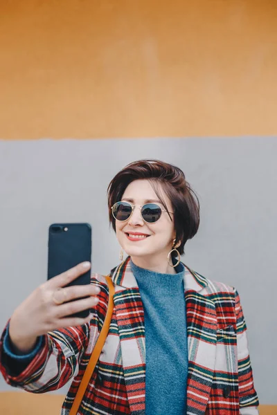 Retrato Uma Jovem Mulher Moderna Tirando Uma Selfie Com Telefone — Fotografia de Stock