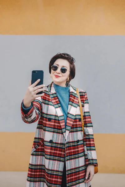 Retrato Uma Jovem Mulher Moderna Tirando Uma Selfie Com Telefone — Fotografia de Stock