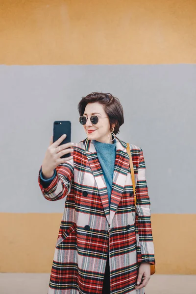 Портрет Современной Молодой Женщины Делающей Селфи Мобильным Телефоном Одетой Модную — стоковое фото