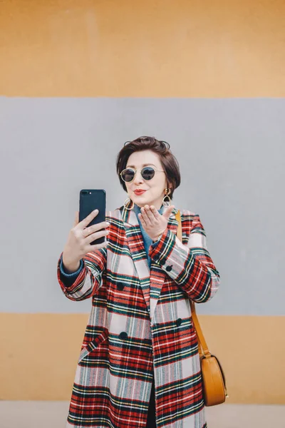 Retrato Jovem Influenciador Moderno Tirando Uma Selfie Com Celular Vestindo — Fotografia de Stock