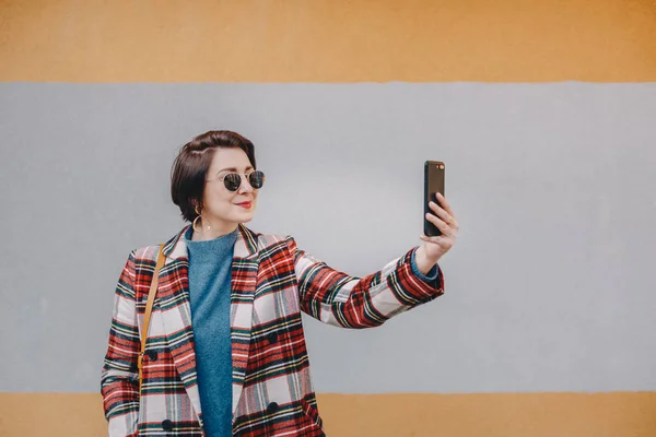 Portrait Pretty Young Blogger Taking Selfie Mobile Phone Wearing Fancy — Stock Photo, Image