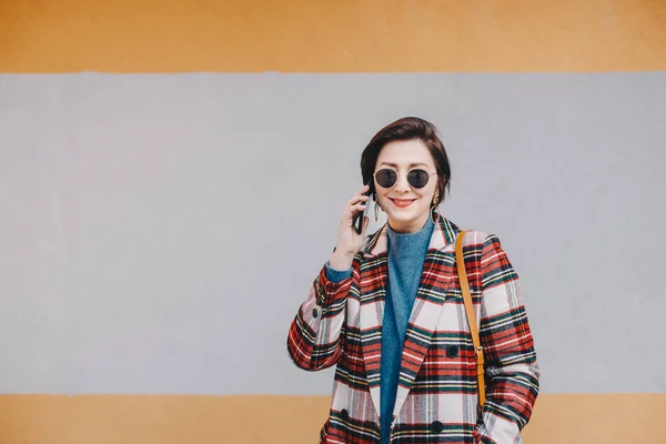 Retrato Atraente Jovem Mulher Moderna Ter Uma Conversa Telefone Celular — Fotografia de Stock