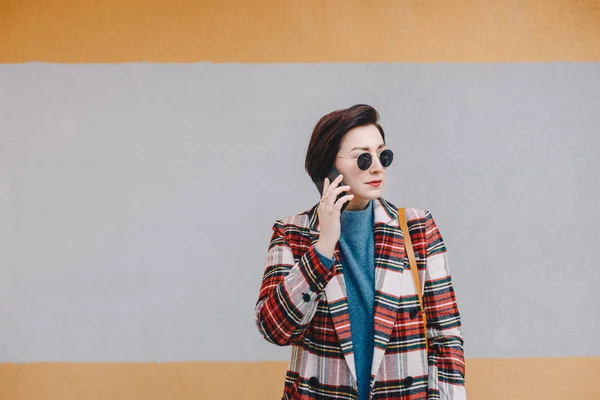 Retrato Atraente Jovem Mulher Moderna Ter Uma Conversa Telefone Celular — Fotografia de Stock