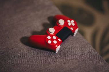 Kanepede yerleştirilen bir joystick, yakın çekim.