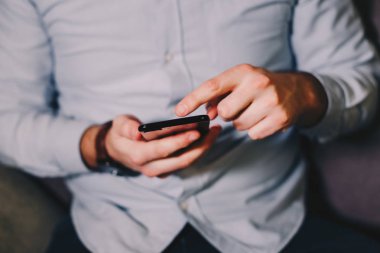 Adamın elleri bir android telefon kullanarak ayrıntılı resmini.