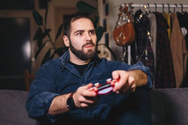 İskambil video spor dairesinde, yakışıklı bir adam portresi vurguladı ve odaklı üzerinde ilerleme.