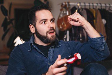 Kazanan ve kutlama oyun, video oyun, genç bir adam portresi.