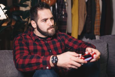 İskambil video spor dairesinde, yakışıklı bir adam portresi vurguladı ve odaklı üzerinde ilerleme.