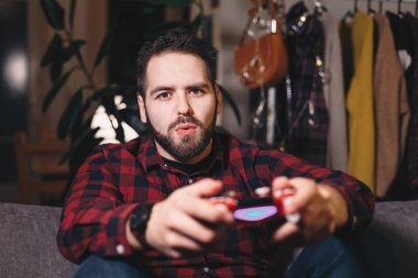 İskambil video spor dairesinde, yakışıklı bir adam portresi vurguladı ve odaklı üzerinde ilerleme.