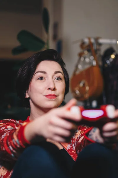 Retrato Una Joven Hembra Sentada Sala Estar Divirtiéndose Jugando Videojuegos — Foto de Stock