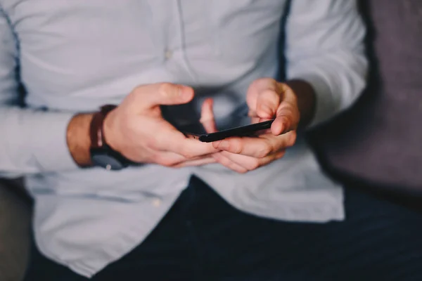 Detalle Disparo Las Manos Del Hombre Usando Teléfono Android —  Fotos de Stock