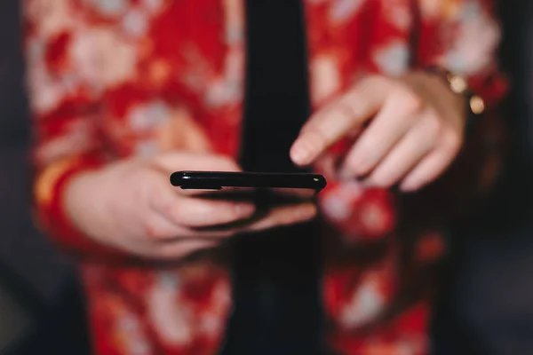 Woman Browsing Internet Her Android Phone — Stock Photo, Image