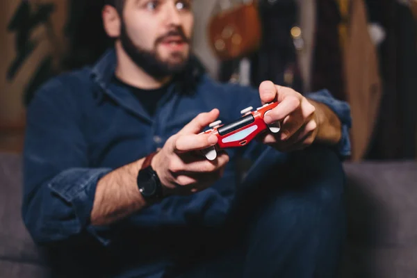 Retrato Hombre Fuera Foco Guapo Jugando Videojuegos Apartamento Estresado Concentrado — Foto de Stock