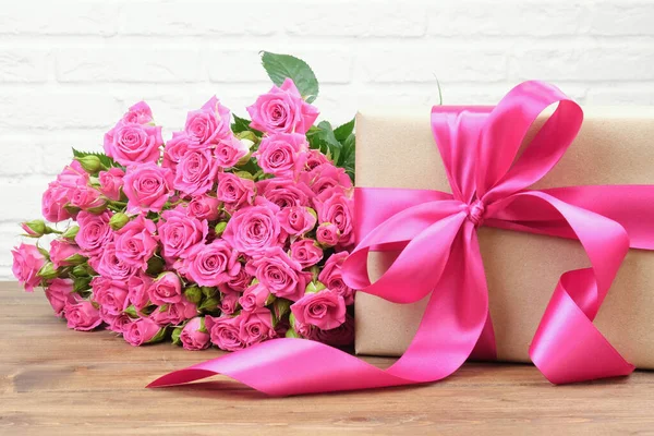 하얀 벽돌 벽 뒤에 분홍색 장미 다발 이 있고 복사 공간 이 있다. 꽃, 꽃, 명승지, 휴일의 개념 로열티 프리 스톡 이미지