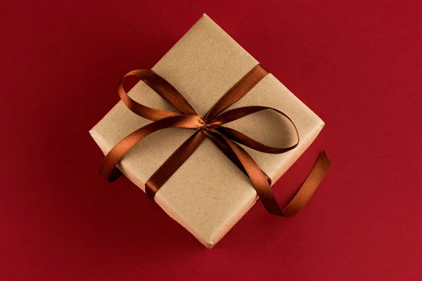 Uma Caixa Quadrada Presente Embalada Papel Artesanal Amarrada Com Uma — Fotografia de Stock