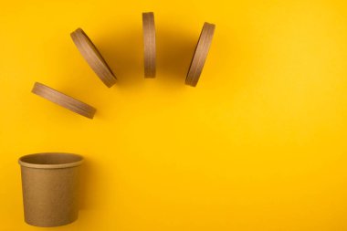 Çevresel fast food kavramı. Sarı arka planda, içinde çevre dostu malzeme bulunan çorba konteynırının fotokopi alanı ile yakın plan görüntüsü.
