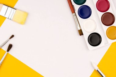 Suluboya resim yapmanın en üst görüntüsü, suluboya resimlerin boş sayfası. Boşluğu kopyala