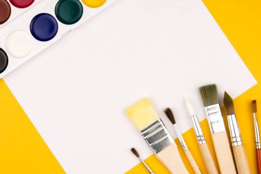 Suluboya resim yapmanın en üst görüntüsü, suluboya resimlerin boş sayfası. Boşluğu kopyala