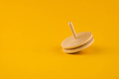 Çocuk ahşap oyuncaklar fotokopi alanı ile kapatılıyor. Eğitim oyunları kavramı