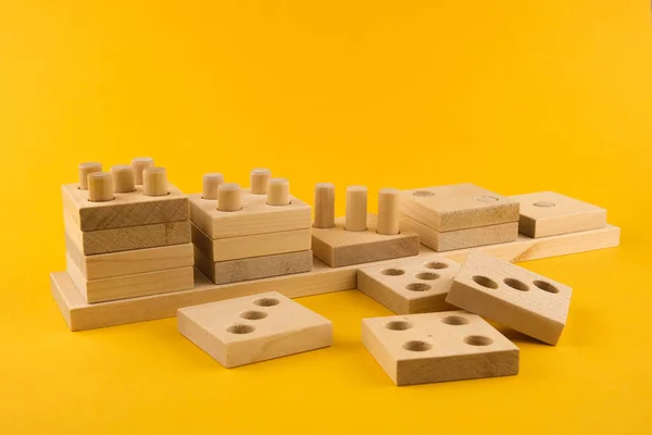 Clasificador de juguetes de madera para niños. Juguetes de lógica educativa para niños de cerca. Montessori Juegos para el desarrollo infantil — Foto de Stock