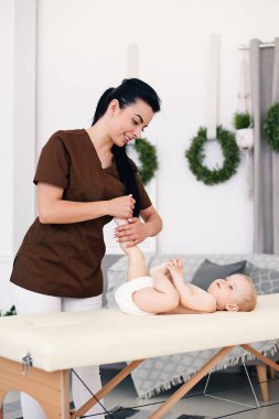 Masöz için küçük bir bebek masaj ayak yapar. Sağlıklı yaşam, tıbbi ve sağlık kavramı.