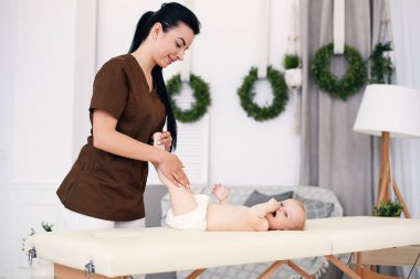 Masöz için küçük bir bebek masaj ayak yapar. Sağlıklı yaşam, tıbbi ve sağlık kavramı.