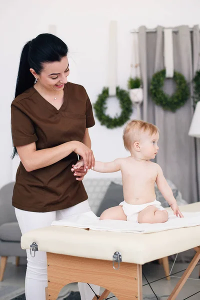 Uma Massagista Profissional Faz Uma Massagem Bebé Crianças Massagem Sofá — Fotografia de Stock